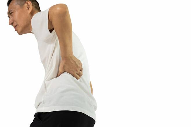 허리 통증과 다리 저림을 유발하는 허리 디스크는 발병 원인과 증상에 따라 종류가 나뉜다. [사진=게티이미지뱅크]
