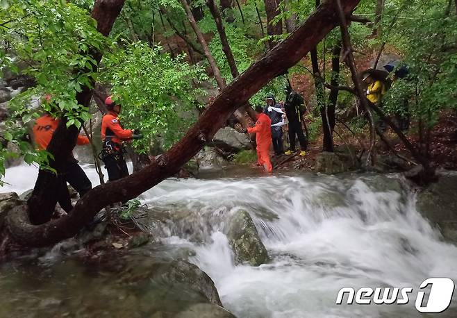 29일 오후 5시47분께 울산 울주군 신불산에서 등산객 7명이 불어난 계곡물에 고립돼 소방 구조대가 구조 작업을 하고 있다. (울주소방서 제공)