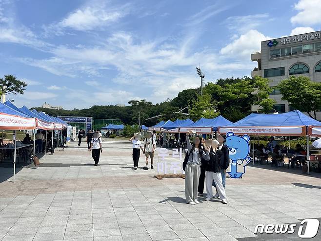 30일 강원대 춘천캠퍼스에서 열리는 대학연합축제 ‘마주봄:來’ 축제에 참여한 한 학생들이 기념촬영을 하고 있다.2023.5.30 한기자