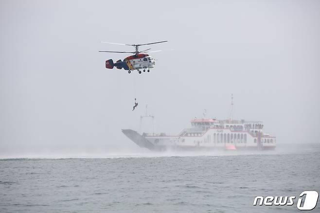 30일 부안해양경찰서가 민관군 합동 인명구조 훈련에서 헬기를 이용 승객을 구조하고 있다.(부안해경 제공)2023.5.30/뉴스1