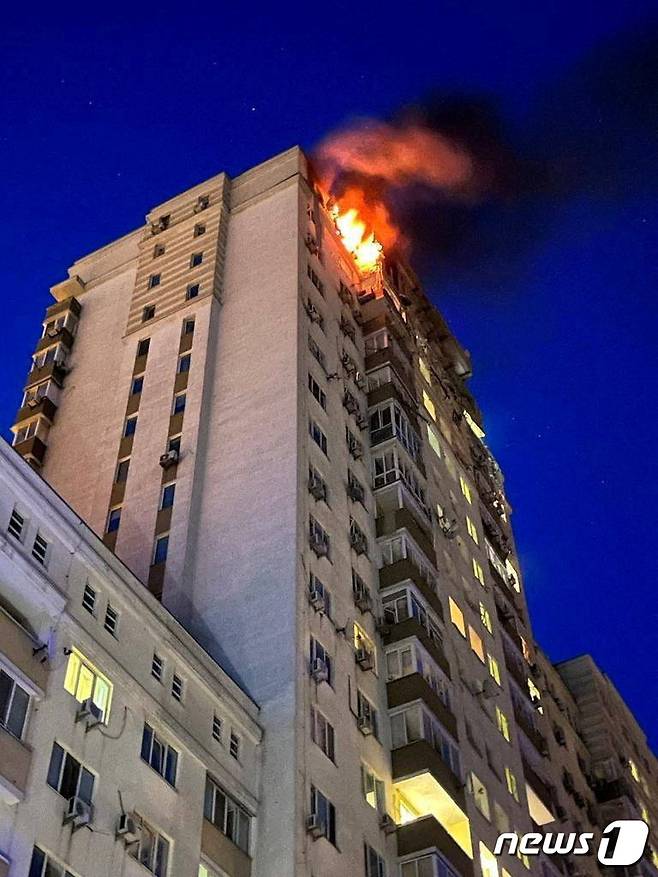 30일(현지시간) 우크라이나 키이우에서 러시아 군의 대규모 자폭 드론 공격을 받은 아파트서 불길이 솟아오르고 있다. 2023. 5. 30 ⓒ 로이터=뉴스1 ⓒ News1 우동명 기자