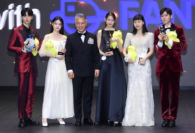 장승준-김민경-양의식 회장- 이예린-최하은-주건률(왼쪽부터) 사진 | 아시아모델페스티벌