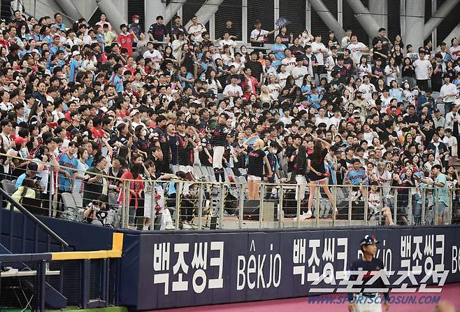 27일 서울 고척스카이돔에서 열린 롯데와 키움의 경기. 7회초 롯데가 6점을 뽑아내자 3루쪽 관중석을 가득 메운 롯데팬들이 열광하고 있다. 고척=정재근 기자 cjg@sportschosun.com/2023.5.27/