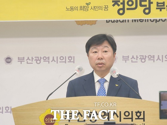 정의당 부산시당은 30일 부산시의회 브리핑룸에서 기자회견을 열고 "대중교통 요금 월 4만5000원과 어린이 대중교통 요금 무료화만으로는 박형준 시장이 희망하는 전국 최고의 대중교통 친화도시도 만들 수 없으며 탄소배출량도 제대로 줄일 수 없다"면서 "무상 대중교통을 정의당이 시작하겠다"고 말했다. /부산=조탁만 기자