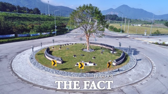 정읍시 관계자는 “내장산IC는 문화‧관광도시로 발돋움하는 정읍시의 첫 관문인 만큼 특별한 공간으로 가꿔 나가고 있다”며 “이번 회전교차로 정비로 정읍시를 찾는 많은 관광객들에게 정읍이 단풍의 고장임을 다시 한번 되새겨줄 수 있는 기회가 되길 바란다”고 강조했다. / 정읍시