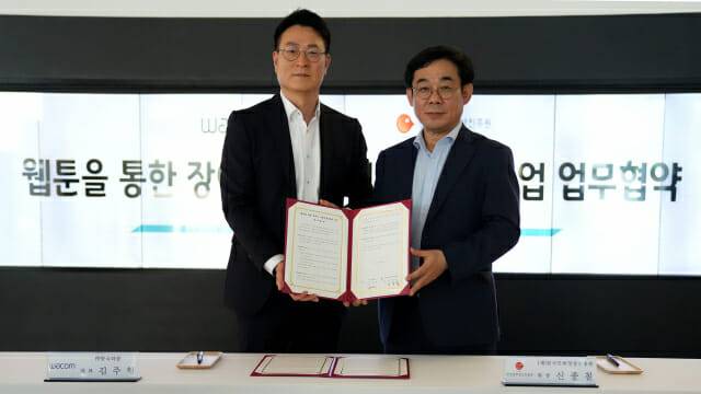 (왼쪽부터) 김주형 한국와콤 대표, 신종철 한국만화영상진흥원 원장 (사진=한국와콤)