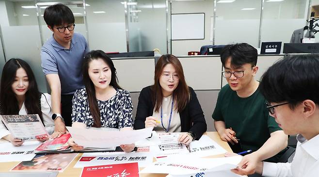 지난 26일 국민의힘 홍보국 사무실에서 홍보국 직원과 현수막팀원 등이 회의를 하고 있다. 오른쪽부터 가현후 과장, 곽민준 과장, 허지민 팀장, 이성원 국장, 김동진 간사, 김다희 과장. /이덕훈 기자