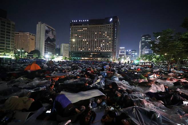 17일 오전 서울 중구 시청 서울광장에서 민주노총 건설노조 조합원들이 노숙을 하고 있다. 건설노조는 1박2일 상경집회를 열고 최근 분신해 사망한 건설노조 소속 간부 고 양회동 씨와 관련해 노조 탄압 중단과 강압수사 책임자 처벌, 정부의 공식 사과 등을 요구했다. /뉴시스