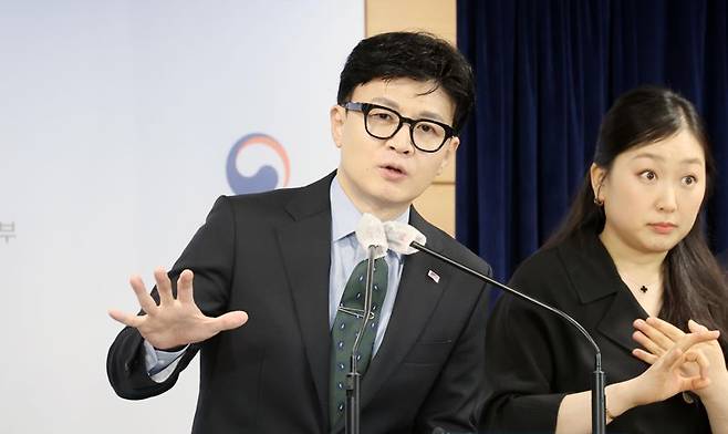 한동훈 법무부 장관이 30일 서울 종로구 정부청사에서 외국인 계절근로제도 개선방안 브리핑을 하고 있다. 사진=박범준 기자