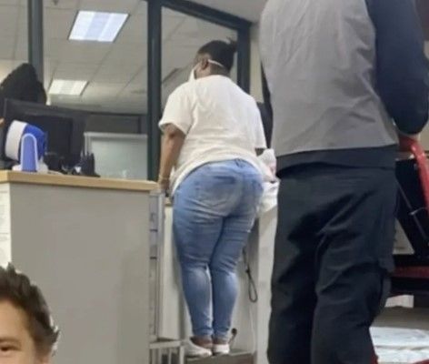 공항에서 여성이 수화물 저울 위에 올라가 항공사 직원 앞에서 체중을 재는 영상이 공개돼 논란이 확산하고 있다. 출처=뉴욕포스트