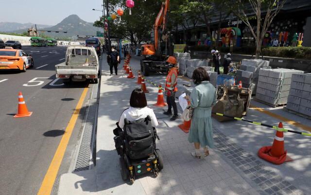 2021년 5월 서울 광화문 일대에서 시민참관단이 유니버설디자인을 살펴보고 있다. 〈한겨레21〉 정용일 기자