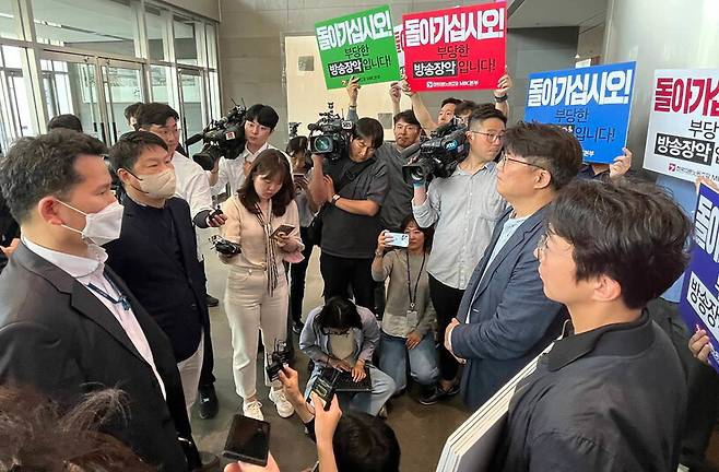 한동훈 법무부 장관의 개인정보 유출 의혹과 관련해 경찰이 30일 <문화방송>(MBC) 본사 사옥 진입을 시도하자 노조원들이 항의하고 있다. 연합뉴스
