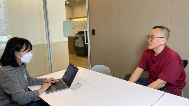 유소민(왼쪽) 혜움랩스 마케팅 매니저가 서울 신사동 사무실에서 이용자와 상담하고 있다. 이가흔 인턴기자