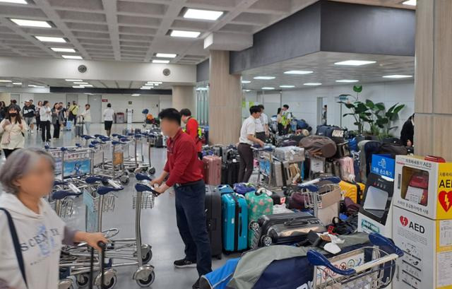 지난 24일 오후 제주국제공항 입국장에 주인을 찾지 못한 수화물이 쌓여있다. 연합뉴스