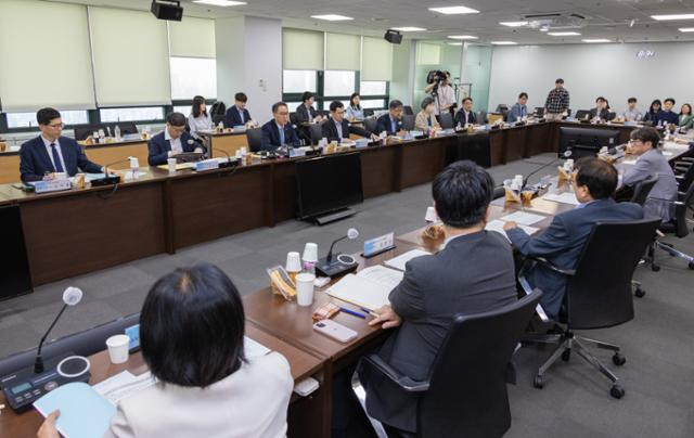 30일 오전 박민수 보건복지부 2차관 주재로 서울 서초구 국제전자센터에서 열린 제9차 건강보험정책심의위원회에서 당장 내달 1일부터 시행할 비대면 시범 사업안을 논의하고 있다. 보건복지부 제공