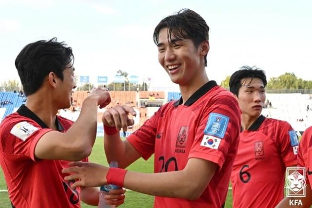 20세 이하(U-20) 축구 대표팀 중앙수비수 김지수가 25일 아르헨티나 멘도사의 멘도사 스타디움에서 열린 2023 U-20 월드컵 조별리그 F조 1차전 프랑스와의 경기에서 승리한 후 환하게 웃고 있다. 대한축구협회 제공