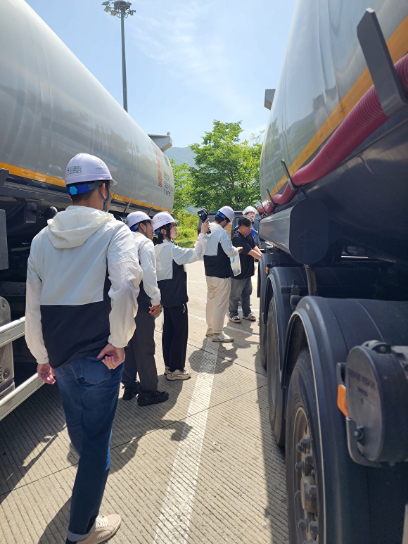 한국도로공사와 여수화학방재센터 직원들이 황전휴게소에서 유해화학물질 운반차량 합동단속을 하고 있다. [사진=한국도로공사]