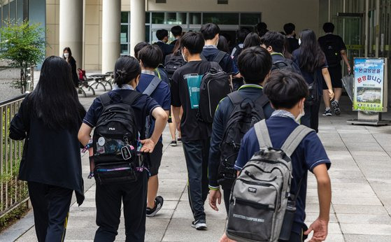 학교에 등교하는 학생들. 연합뉴스