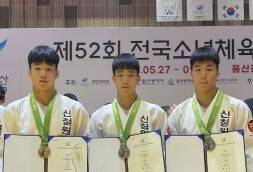 ▲ 사진 왼쪽부터 전민성, 전민형, 전민균이 지난 27일 울산전시컨벤션에서 입상 기념사진을 촬영했다. 강원도유도회 제공