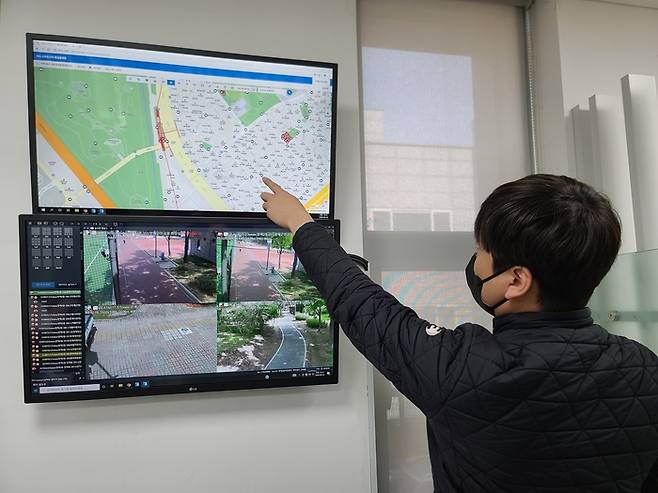 서울 서초구의 한 동주민센터 관계자가 ‘동주민센터 CCTV영상관제시스템’을 시연하고 있다. |서초구 제공