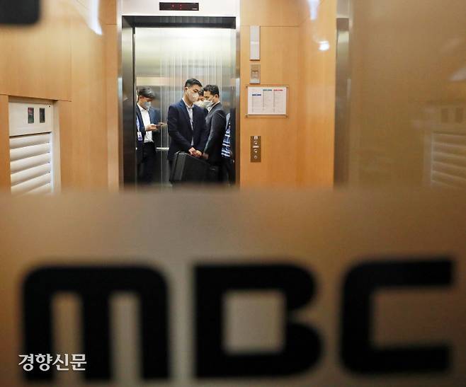 MBC 사옥 내부서 이동하는 경찰 한동훈 법무부 장관의 개인정보 유출 혐의와 관련, MBC 압수수색에 나선 경찰이 30일 서울 마포구 MBC 사옥에서 관계자의 안내를 받아 이동하고 있다. 조태형 기자 phototom@kyunghyang.com