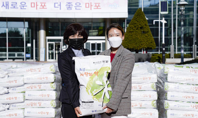 효성은 지난해 11월 서울 마포구 취약계층 1000가구에 백미 20㎏을 각각 전달하는 등 본사가 있는 지역사회를 중심으로 취약계층 지원에 앞장서고 있다.