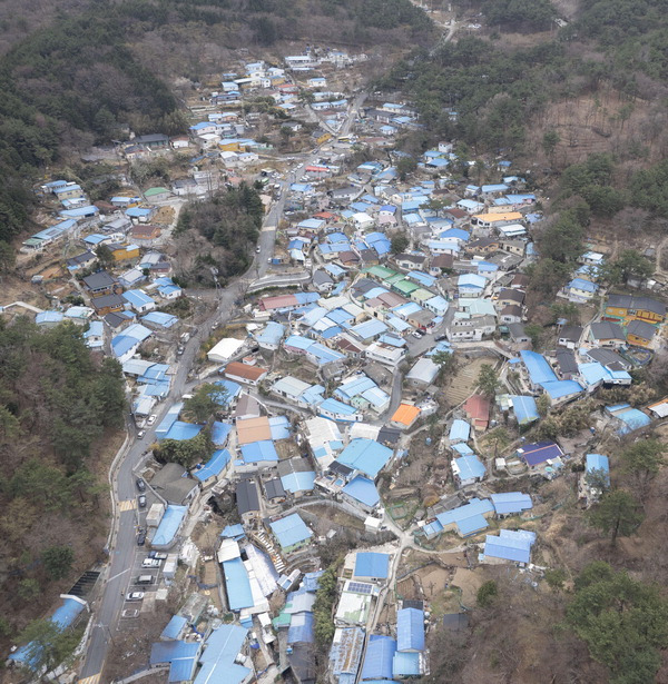 황령산 골짜기에 있는 물만골은 행정구역상 부산 연제구 연산2동 1통이다. 사진은 지난달 항공촬영한 물만골 마을 전경. 이원준 기자