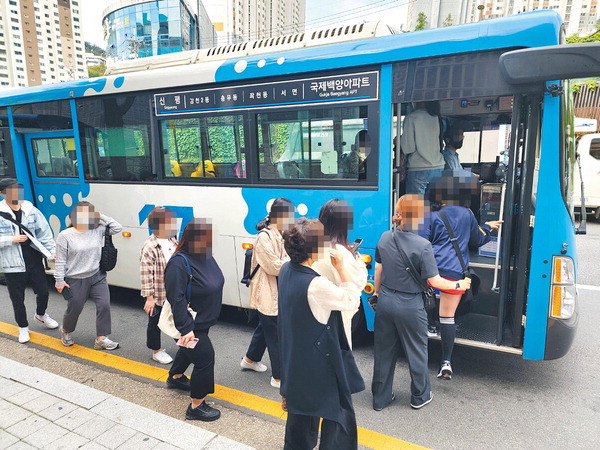 30일 오전 출근시간 부산진구 당감동 국제백양아파트 정류장에서 주민이 17번 버스를 타고 있다.   한갑용 의원 제공