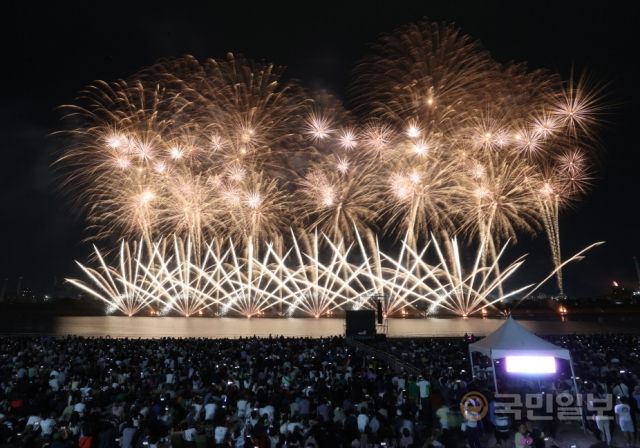 27일 열린 포항국제불빛축제 메인 불꽃쇼 모습. 포항시 제공
