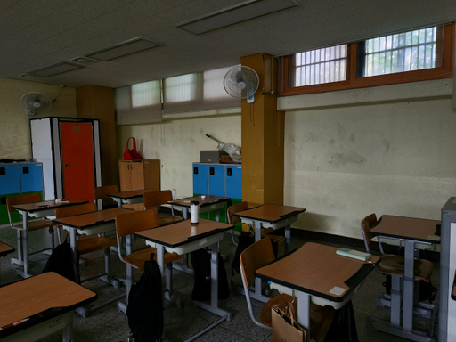 30일 오전 인천 동구 송림동 재능고등학교 본관 3층 교실 벽에 곰팡이가 슬어 있다. 황남건기자
