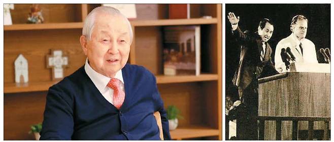 집무실에서 포즈를 취한 김장환 극동방송 이사장(왼쪽), 그가 1973년 여의도 집회에서 빌리 그레이엄 목사의 통역을 맡았던 당시 사진.