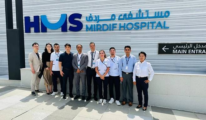 나노씨엠에스 관계자 및 두바이 HMS병원 실무자/사진제공=나노씨엠에스