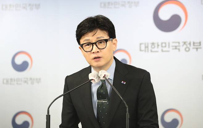 경찰이 한동훈 법무부 장관의 개인정보 유출 혐의와 관련해 MBC 소속 기자·국회사무처를 상대로 압수수색에 나섰다. 사진은 30일 서울 종로구 세종대로 정부서울청사에서 농어촌 현장 수요에 맞게 외국인 계절근로자 체류기간 확대 관련 브리핑을 하는 한 장관. /사진=뉴스1