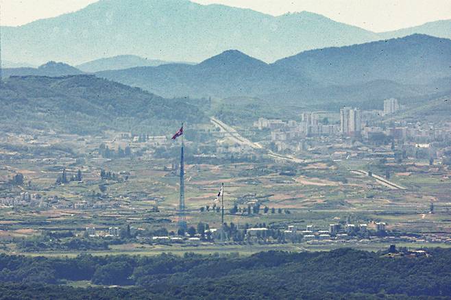 북한 당국이 오는 31일 0시부터 내달 11일 0시 사이에 인공위성을 발사하겠다는 통보를 일본 정부에 전달한 가운데 29일 오후 경기도 파주시 접경지역에서 바라본 서부전선 비무장지대(DMZ)에서 남측 대성동 마을 태극기와 북측 기정동 마을 인공기가 펄럭이고 있다. [연합]