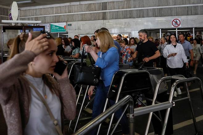 29일(현지시간) 우크라이나 키이우 시내에 공습 경보가 울리자 한 지하철 역로 대피한 시민들 [로이터]