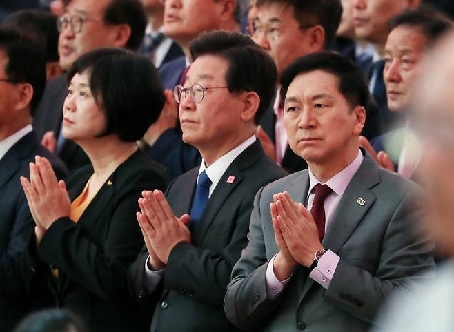 김기현 국민의힘 대표, 이재명 더불어민주당 대표가 27일 서울 종로구 조계사에서 열린 불기 2567년 부처님오신날 봉축법요식에서 삼귀의례를 하며 합장하고 있다. [연합]