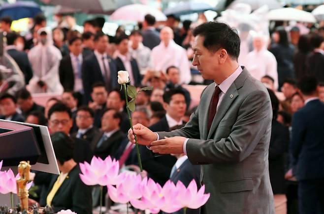 김기현 국민의힘 대표가 27일 서울 종로구 조계사에서 열린 불기 2567년 부처님오신날 봉축법요식에서 헌화하고 있다. [연합]