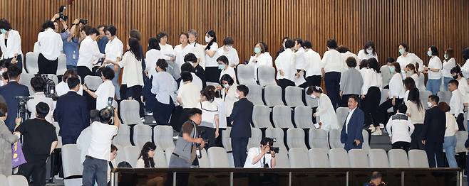 30일 대한간호협회 회원들이 국회 본회의장을 나가고 있다. 이날 윤석열 대통령이 거부권을 행사한 간호법 제정안은 부결돼 결국 폐기됐다. [연합]