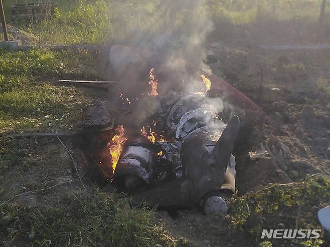 [키이우=AP/뉴시스] 18일(현지시각) 우크라이나 키이우에 우크라이나 방공망이 격추한 러시아 로켓 잔해가 불에 타고 있다. 우크라이나 총참모부는 "러시아군이 밤사이 미사일 공격을 했으며 미사일 30발 중 29발, 자폭 드론과 정찰 드론 각 2기를 격추했다"라고 밝혔다. 2023.05.19.