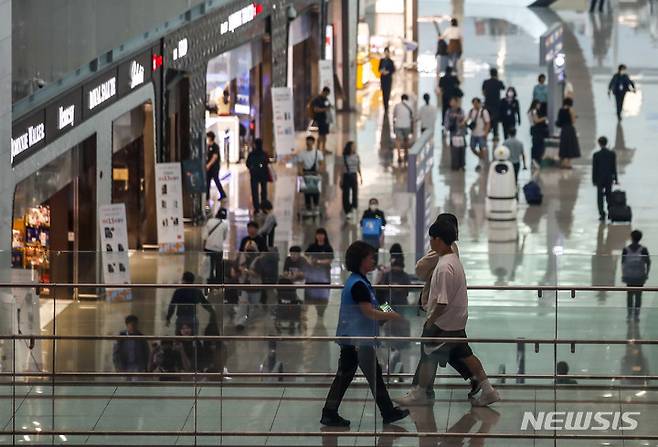 [인천공항=뉴시스] 정병혁 기자 = 6월 1일부터 코로나19 위기경보 단계가 최고 수위인 '심각'에서 '경계'로 완화되고 확진자 격리의무가 해제되는 등 본격적인 '엔데믹'(풍토병화) 수순을 밟는다. 의원급 의료기관과 약국에서도 6월부터는 마스크를 쓰지 않아도 과태료가 부과되지 않는다. 그러나 입원 환자들이 밀집한 병원급 이상 의료기관과 요양원 등 입소형 감염 취약시설은 당분간 착용 의무가 유지된다. 지난 29일 인천국제공항 2터미널 면세점 구역에서 여행객들이 이동하고 있다. 2023.05.30. jhope@newsis.com