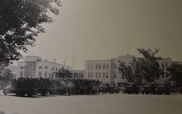 [광주=뉴시스] 변재훈 기자 = 옛 전남도청 복원추진단이 6일 광주 동구 옛 전남도청 별관 2층에서 5·18 민주화운동을 취재했던 외신 기자 노먼 소프가 기증한 사진 자료 등을 특별영상으로 제작, 공개했다. 노먼 소프가 1980년 5월27일 오전 최후항쟁 직후 전남도청 일대에 모인 계엄군을 촬영한 사진. (사진=노먼 소프 기증) 2021.05.06. photo@newsis.com *재판매 및 DB 금지