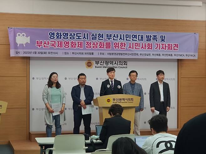 [부산=뉴시스] 30일 오전 부산시의회 브리핑룸에서 박재율 지방분권균형발전부산시민연대 상임대표가 발언하고 있다. (사진=지방분권균형발전부산시민연대 제공) *재판매 및 DB 금지