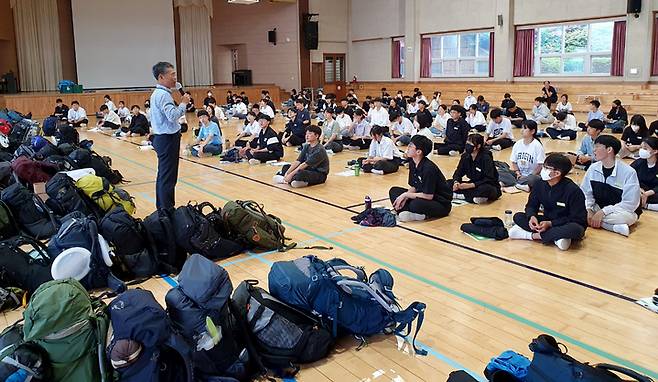 [보성=뉴시스] 전남 보성 용정중학교 전교생 지리산 종주 도전. (사진=전남교육청 제공). photo@newsis.com *재판매 및 DB 금지