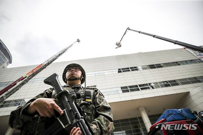 [서울=뉴시스] 정병혁 기자 = 30일 오후 서울 강남구 무역센터 소방도로에서 강남구청, 소방, 경찰, 군 등 유관기관 관계자들이 합동으로 2023년 재난대비 안전강남 긴급구조 종합훈련을 하고 있다. 2023.05.30. jhope@newsis.com