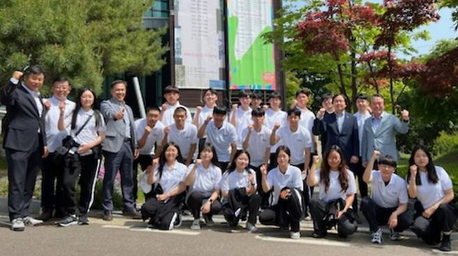 지난 26일 강원대학교 디지털밀리터리학과와 평화학과 학생 등이  공립 인제 내설악 미술관에서 열리고 있는 'DMZ의 희망' 특별 기획전에 참석했다. 강원대학교 제공