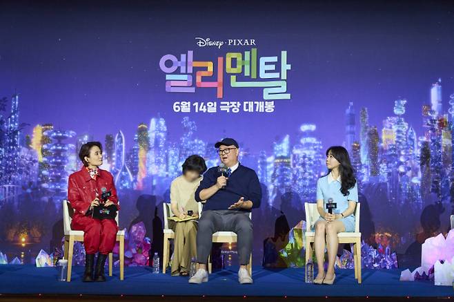 30일 오전 서울 용산구 CGV 용산아이파크몰에서 열린 '엘리멘탈' 기자간담회에 참석한 피터 손 감독과 이채연 3D 애니메이터, 사회자 박경림(가장 왼쪽). 월트디즈니컴퍼니 코리아 제공