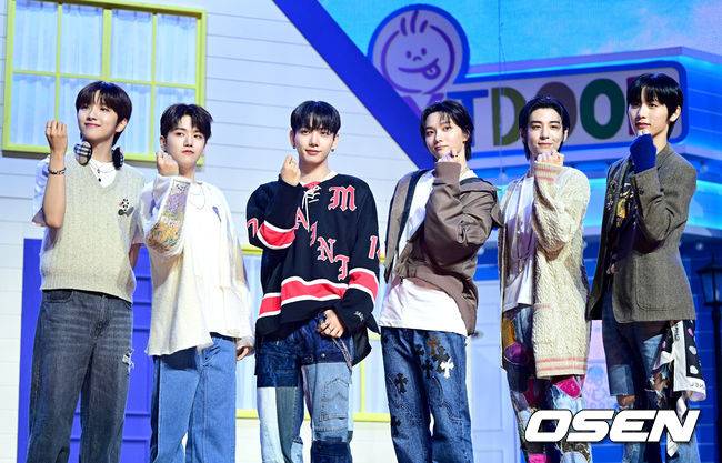 [OSEN=최규한 기자] 보이넥스트도어(BOYNEXTDOOR)가 30일 오후 서울 한남동 블루스퀘어 마스터카드홀에서 데뷔 싱글 ‘WHO!’ 쇼케이스를 가졌다. 보이넥스트도어(BOYNEXTDOOR) 멤버들이 모두 모여 포토타임을 하고 있다. 2023.05.30 / dreamer@osen.co.kr