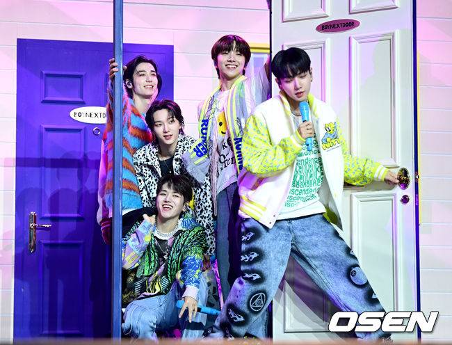 [OSEN=최규한 기자] 보이넥스트도어(BOYNEXTDOOR)가 30일 오후 서울 한남동 블루스퀘어 마스터카드홀에서 데뷔 싱글 ‘WHO!’ 쇼케이스를 가졌다.보이넥스트도어(BOYNEXTDOOR) 멤버들이 무대를 펼치고 있다. 2023.05.30 / dreamer@osen.co.kr