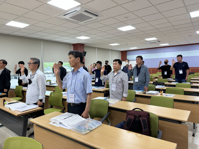 ▲충남도수산자원연구소가 운영하는 제9기 귀어학교 입학시에서 교육생들이 선서하고 있다   ⓒ충남도