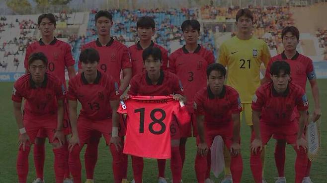 박승호 유니폼 들고 단체사진촬영하는 대표팀